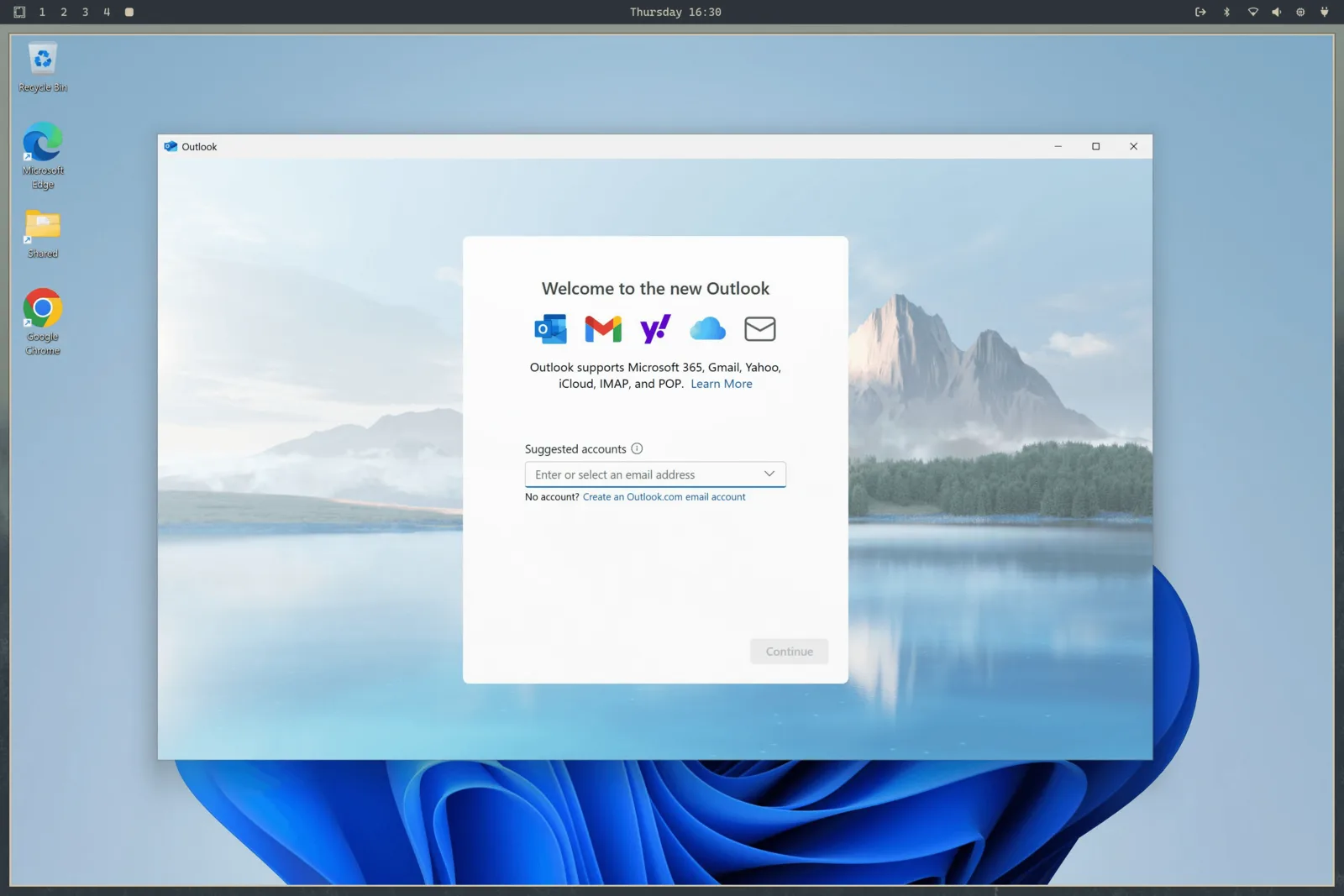 Windows 11 ikiendesha Outlook ndani ya Omarchy, huku upau wa eneo-kazi wa Omarchy ukionekana juu yake